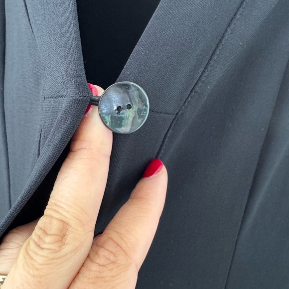 Chico's Black Sleeveless Long Tunic Vest Oyster Button Wrinkle-Resistant - Picture 3 of 5